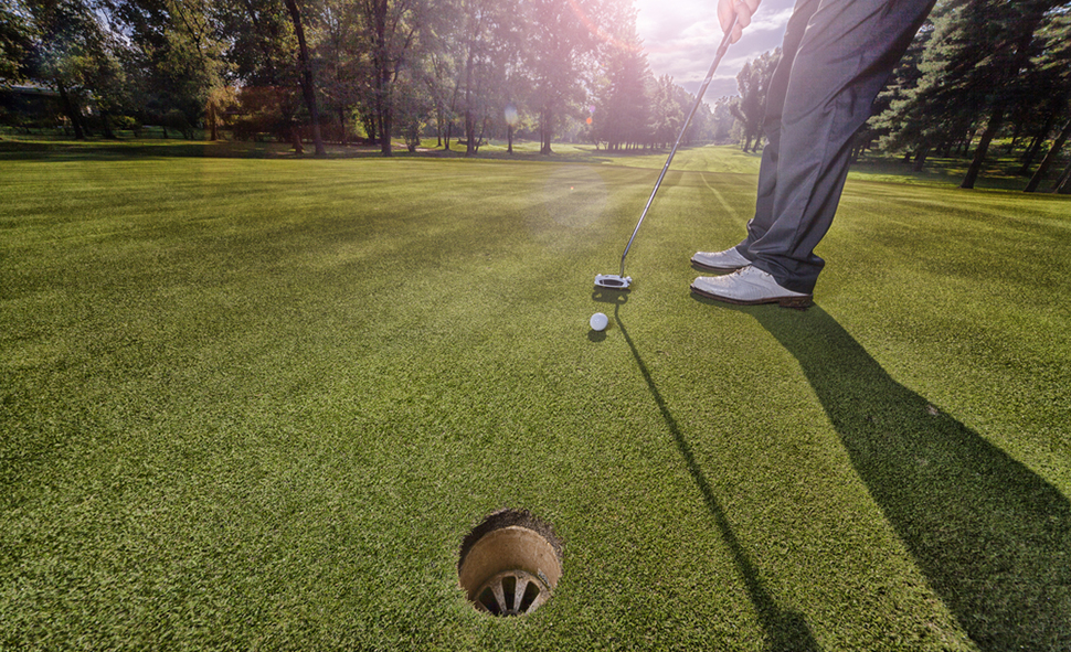 golfer-putting-on-green